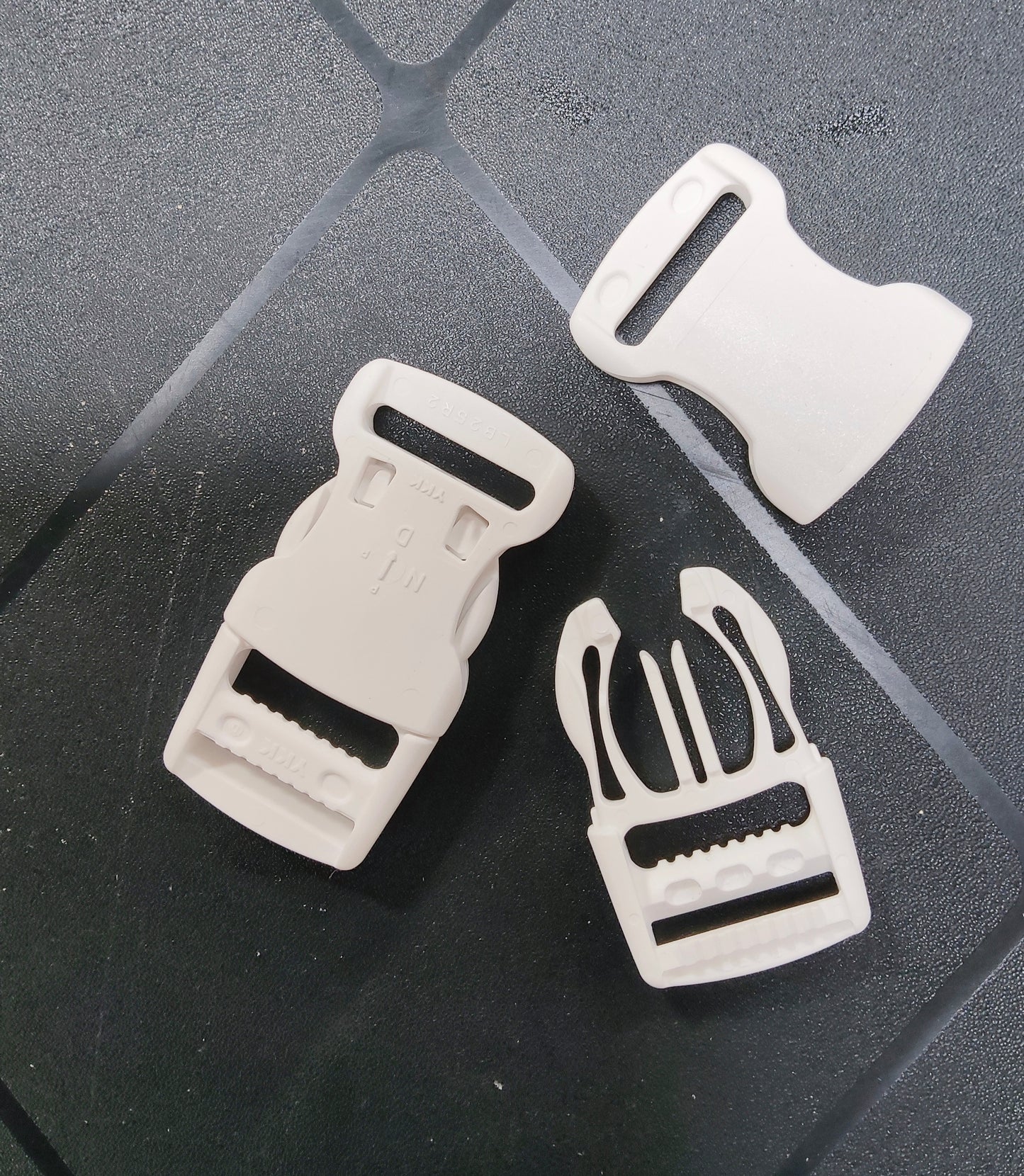 Boucle clips 25mm acétal blanc